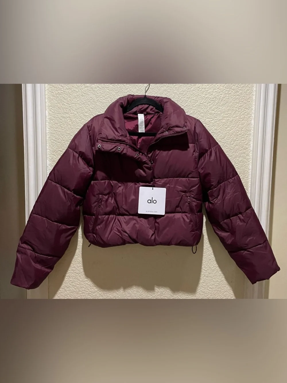 ALO Yoga NWT Gold Rush Puffer Jacket Burgundy with Zipper pockets Size S
